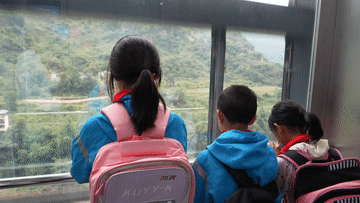 云南:峡谷学子搭乘“空中校车”开启新学期