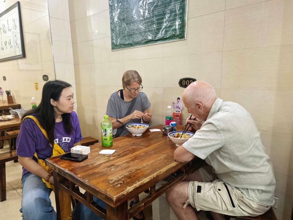 China Cool盛夏出圈丨做陶俑、品美食、见生活，老外在烟火气中感受中国“Cool”