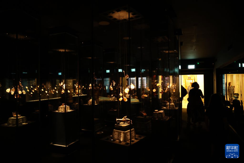 “时间的艺术”：走进耶路撒冷钟表展