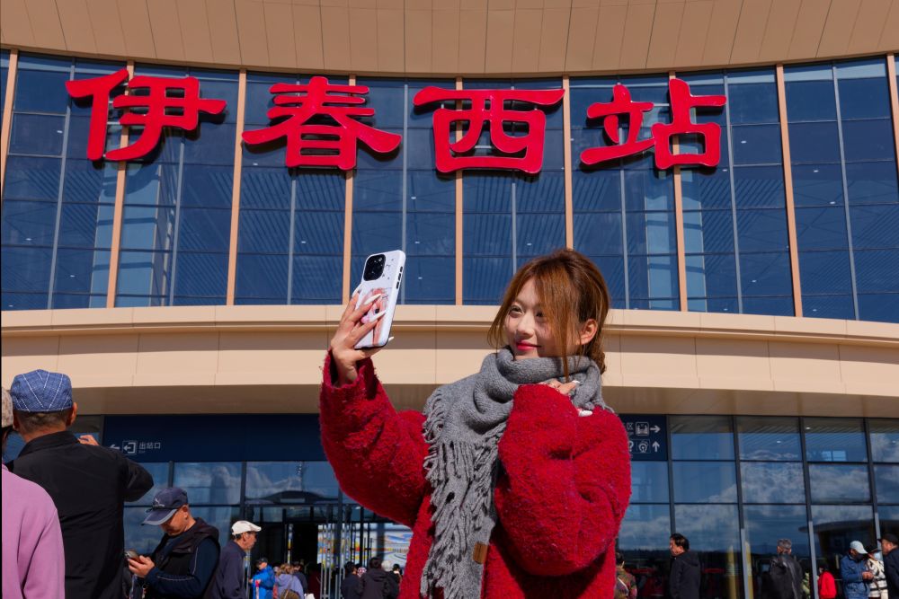 穿山越雪入林海，我国最北高铁来了