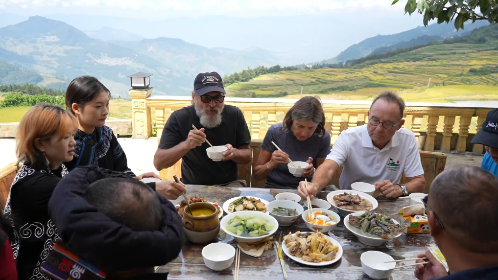 七旬美国摄影师第十二次赴云南元阳记录哈尼梯田